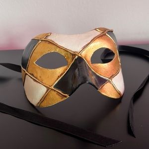 ACOTAR Halloween Paper Mâché Harlequin Carnivale Masquerade mask in black, gold